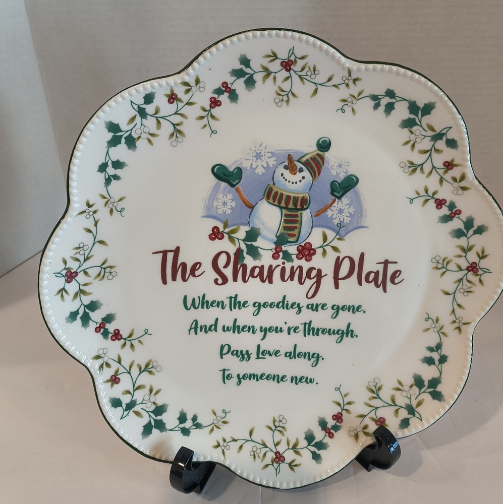 Pfaltzgraff Winterberry Scalloped Sharing Plate Snowman Christmas Dinnerware